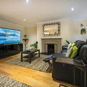  Holiday home Pass The Keys Fab Townhouse Near Queens With Huge Tv & Recliners United Kingdom